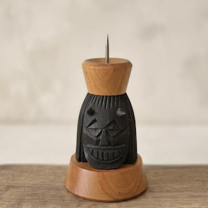 Handgesneden Buso-kandelaar met duivelskop – Hongaarse volkskunst Tero Decor