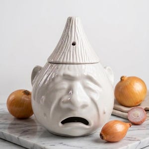 Op de afbeelding: Een rustiek houten bord met de tekst "Welcome to our home" in witte letters. Het bord heeft een verweerde afwerking en een eenvoudig, uitnodigend ontwerp, perfect voor een veranda of entree.