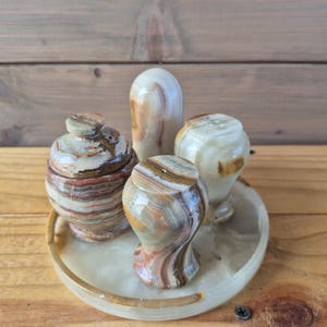 Köksset i naturlig onyx - 5-delat salt- och pepparkar i marmor med band, sockerskål med lock, tandpetarhållare och bricka - Stone Decor