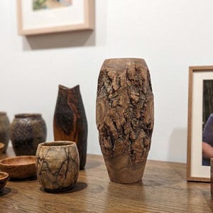 Vase en bois sculpté à la main avec texture d'écorce d'arbre naturelle, vase bourgeon en bois rustique, pot de cannabis artisanal, décoration d'intérieur Wabi Sabi, signé