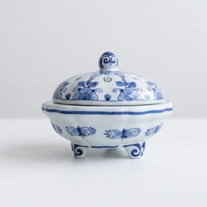 Vintage Royal Delft Niebieskie Naczynie na Cukierki, Ręcznie Malowane KONINKLIJKE PORCELEYNE FLES, Trzy Nogi, Holandia 1987