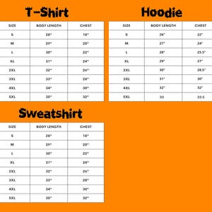 以下が含まれることがあります： オレンジ色の背景に、Tシャツ、パーカー、スウェットシャツのサイズ表が表示されています。各表には、Sから5XLまでのサイズが記載されており、体の長さと胸囲の測定値はインチです。「T-Shirt」、「Hoodie」、「Sweatshirt」の文字が上部にあります。