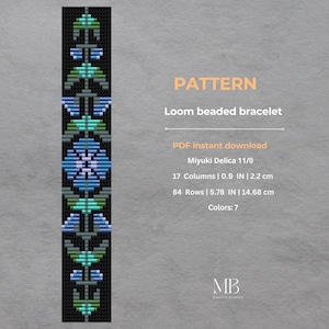 Könnte beinhalten: Ein Webarmbandmuster mit einem floralen Design in Blau-, Grün- und Grautönen auf schwarzem Hintergrund. Das Muster ist 2,2 cm breit und 14,68 cm lang. Der Text lautet "PATTERN" und "Loom beaded bracelet".