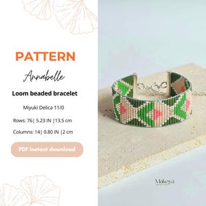 Puede incluir: Pulsera tejida con un patrón geométrico en verde, rosa y crema. La pulsera mide 13,5 cm de largo y 2 cm de ancho. El texto de la imagen dice "PATTERN Annabelle" y "PDF Instant download".
