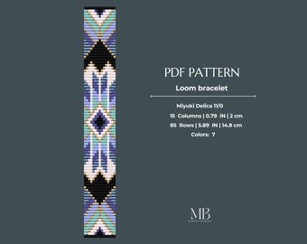 Op de afbeelding: Een PDF-patroon voor een geweven armband met een geometrisch ontwerp in zwart, wit, lichtblauw en paars. De tekst luidt: PDF PATTERN, Loom bracelet, Miyuki Delica 11/0, 15 Columns | 2 cm, 85 Rows | 14.8 cm, Colors: 7, en MB MARISSA BEADING.