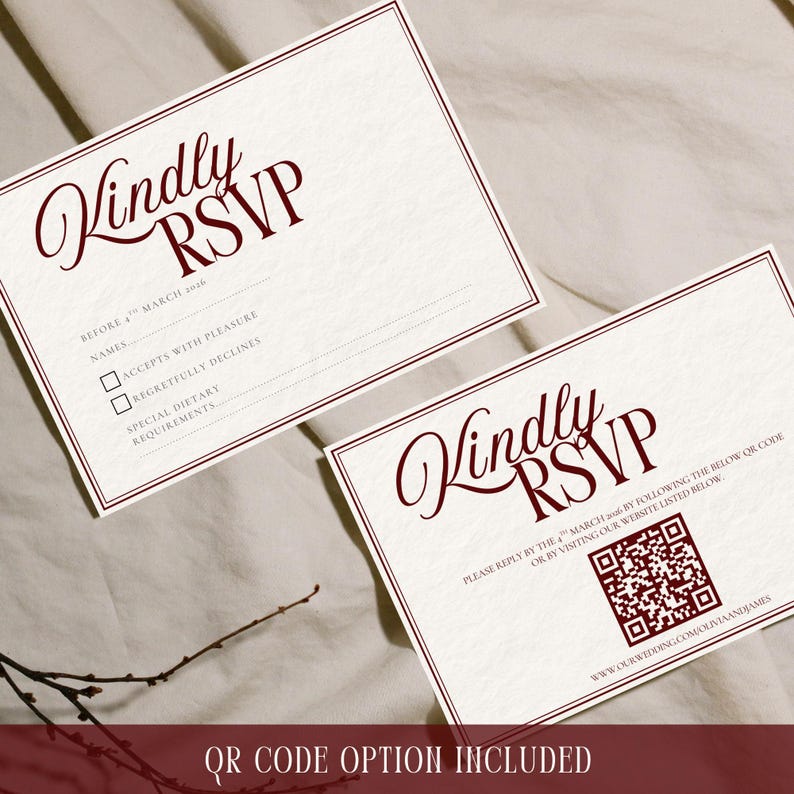 Puede incluir: Dos tarjetas RSVP marfil con texto y bordes burdeos. Las tarjetas presentan las palabras "Kindly RSVP" en escritura elegante. Una tarjeta incluye un c&oacute;digo QR y una direcci&oacute;n web. El texto "QR CODE OPTION INCLUDED" est&aacute; en la parte inferior.