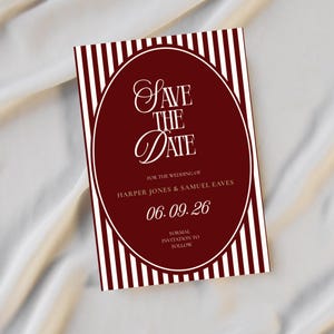 Puede incluir: Tarjeta Save the Date a rayas burdeos y blancas. La tarjeta presenta un &oacute;valo con las palabras "Save the Date" en elegante escritura blanca. Tambi&eacute;n incluye los nombres Harper Jones & Samuel Eaves y la fecha 06.09.26.