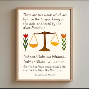 Könnte beinhalten: Ein gerahmter Druck mit hellbeigem Hintergrund zeigt Text und Illustrationen. Der Text enthält ein Zitat und religiöse Phrasen. Das Kunstwerk umfasst eine braune Waage und florale Akzente in Orange und Grün.
