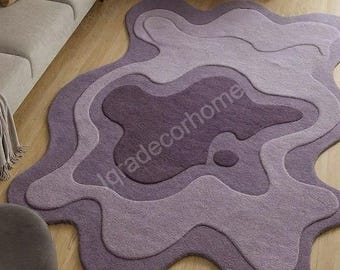 Handgetufteter Lila Abstrakter Wollteppich, unregelmäßiges gewelltes Design