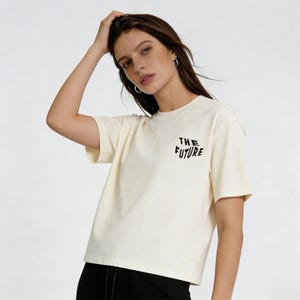 Puede incluir: Camiseta crema de manga corta con la inscripci&oacute;n negra "THE FUTURE" en la parte delantera. La camiseta es de estilo casual, adecuada para el uso diario.