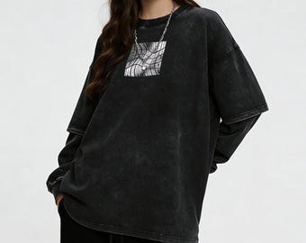 Camiseta de doble capa con estampado de monopatín, manga larga con efecto desgastado vintage, top extragrande de algodón de 240 g con textura de neumático.