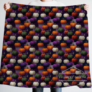 Puede incluir: Una manta con un patr&oacute;n repetido de calabazas coloridas en tonos naranja, morado, verde y blanco. Las calabazas est&aacute;n dispuestas sobre un fondo morado oscuro y a cuadros. El texto "LULUBELL DIGITAL" es visible en la esquina inferior derecha.