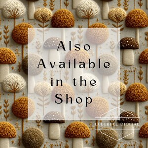 Puede incluir: Patr&oacute;n repetido de setas estilizadas en tonos marrones y crema. Los sombreros de las setas tienen detalles texturizados. El fondo es de color beige claro con sutiles acentos florales. Superposici&oacute;n de texto que dice "Also Available in the Shop".