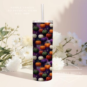 Puede incluir: Un vaso de acero inoxidable con pajita, con un patr&oacute;n repetido de calabazas coloridas en tonos naranja, verde, morado y blanco sobre un fondo de cuadros morado oscuro. El texto "SAMPLE USAGES NO PHYSICAL ITEMS WILL SHIP" es visible.