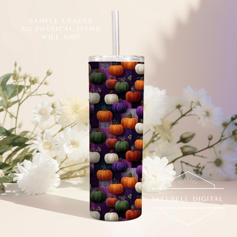 Puede incluir: Un vaso de acero inoxidable con pajita, con un patr&oacute;n repetido de calabazas coloridas en tonos naranja, verde, morado y blanco sobre un fondo de cuadros morado oscuro. El texto "SAMPLE USAGES NO PHYSICAL ITEMS WILL SHIP" es visible.