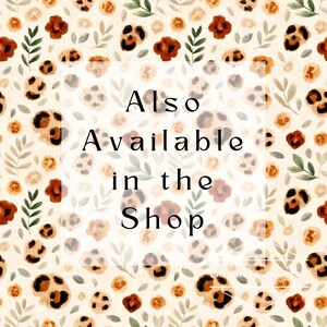 Puede incluir: Un fondo beige con un patr&oacute;n repetido de manchas de leopardo, flores color &oacute;xido y hojas verdes. El texto "Also Available in the Shop" est&aacute; en el centro de la imagen.