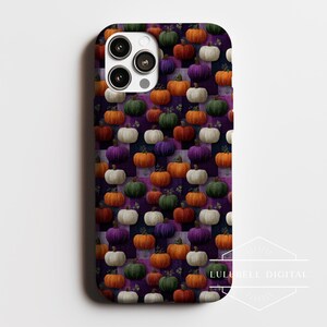 Puede incluir: Una funda de tel&eacute;fono con un patr&oacute;n repetido de calabazas coloridas en tonos naranja, verde, blanco y morado. Las calabazas est&aacute;n sobre un fondo a cuadros morado y negro. La funda tiene un acabado brillante y un recorte para la c&aacute;mara.