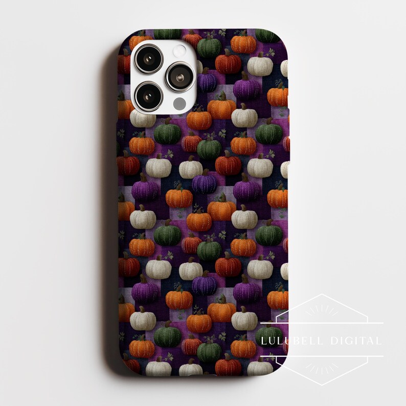 Puede incluir: Una funda de tel&eacute;fono con un patr&oacute;n repetido de calabazas coloridas en tonos naranja, verde, blanco y morado. Las calabazas est&aacute;n sobre un fondo a cuadros morado y negro. La funda tiene un acabado brillante y un recorte para la c&aacute;mara.