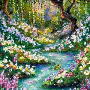 Puede incluir: Pintura impresionista de un paisaje sereno. Un arroyo de agua turquesa fluye a trav&eacute;s de un jard&iacute;n vibrante lleno de flores coloridas. Una mariposa amarilla revolotea cerca del agua. Frondosos &aacute;rboles verdes y follaje enmarcan un sendero soleado.