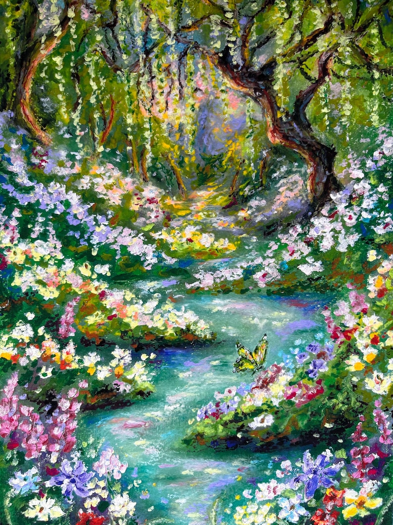 Puede incluir: Pintura impresionista de un paisaje sereno. Un arroyo de agua turquesa fluye a trav&eacute;s de un jard&iacute;n vibrante lleno de flores coloridas. Una mariposa amarilla revolotea cerca del agua. Frondosos &aacute;rboles verdes y follaje enmarcan un sendero soleado.