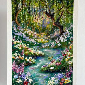 Puede incluir: Una impresi&oacute;n art&iacute;stica original de una serena escena forestal. La obra presenta un arroyo sinuoso rodeado de flores coloridas y exuberante vegetaci&oacute;n. Una mariposa amarilla revolotea cerca del agua. La impresi&oacute;n est&aacute; firmada y numerada 1/750.