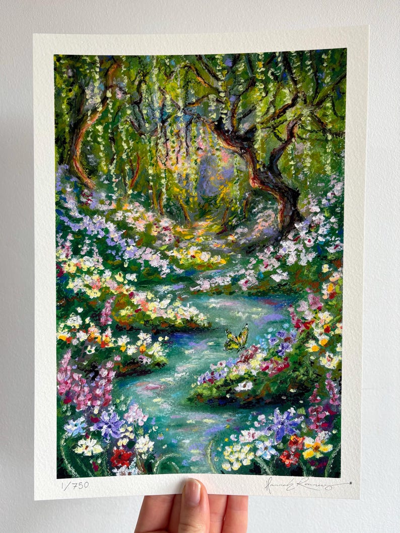 Puede incluir: Una impresi&oacute;n art&iacute;stica original de una serena escena forestal. La obra presenta un arroyo sinuoso rodeado de flores coloridas y exuberante vegetaci&oacute;n. Una mariposa amarilla revolotea cerca del agua. La impresi&oacute;n est&aacute; firmada y numerada 1/750.