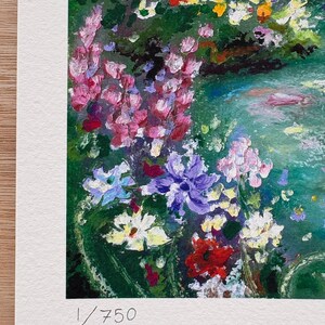 Puede incluir: Pintura floral impresionista con una variedad de flores rosas, moradas, rojas, amarillas y blancas. La obra tiene una textura. La impresi&oacute;n est&aacute; numerada 1/750.