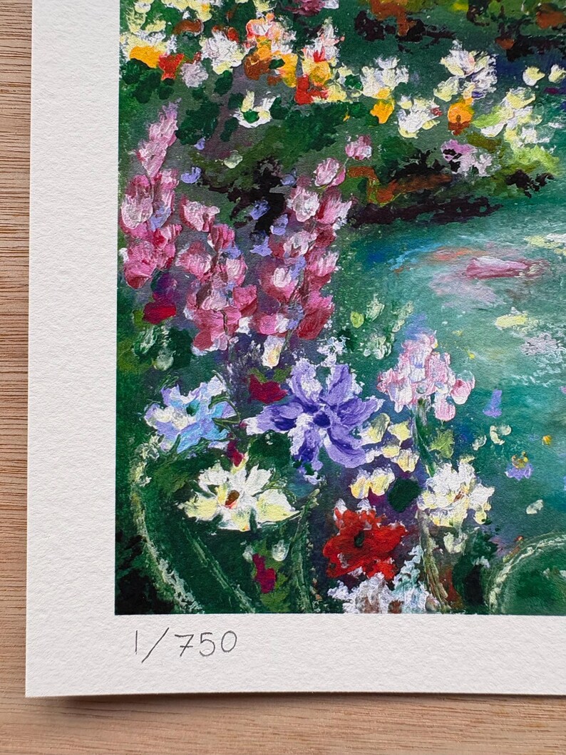 Puede incluir: Pintura floral impresionista con una variedad de flores rosas, moradas, rojas, amarillas y blancas. La obra tiene una textura. La impresi&oacute;n est&aacute; numerada 1/750.