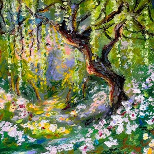 Puede incluir: Pintura al &oacute;leo impresionista de una exuberante escena de jard&iacute;n. Un gran &aacute;rbol con un tronco y ramas de color marr&oacute;n oscuro domina la composici&oacute;n, con follaje verde y flores en cascada. El primer plano presenta flores blancas y rosas.