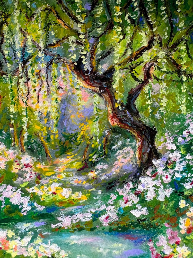 Puede incluir: Pintura al &oacute;leo impresionista de una exuberante escena de jard&iacute;n. Un gran &aacute;rbol con un tronco y ramas de color marr&oacute;n oscuro domina la composici&oacute;n, con follaje verde y flores en cascada. El primer plano presenta flores blancas y rosas.