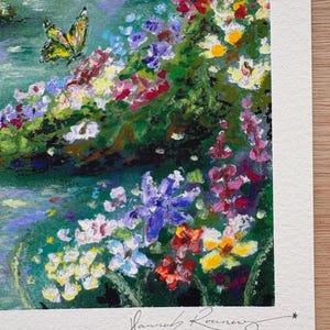 Puede incluir: Una pintura colorida de una escena de jard&iacute;n con una mariposa. La obra presenta una variedad de flores en tonos rojos, amarillos, morados y blancos. La firma del artista, "Hannah Rooney", es visible en la parte inferior.
