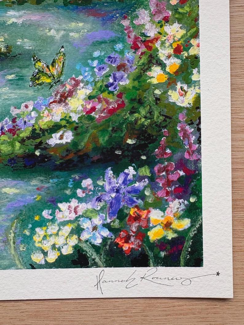 Puede incluir: Una pintura colorida de una escena de jard&iacute;n con una mariposa. La obra presenta una variedad de flores en tonos rojos, amarillos, morados y blancos. La firma del artista, "Hannah Rooney", es visible en la parte inferior.