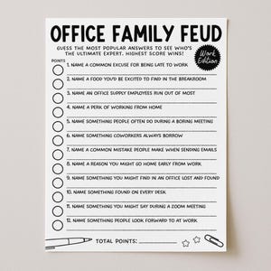 Puede incluir: Hoja de juego "Office Family Feud" en blanco y negro. La hoja incluye preguntas como "Nombra una excusa común para llegar tarde al trabajo". El juego está diseñado para una noche de juegos con temática laboral.