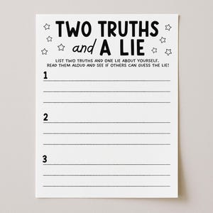 Könnte beinhalten: Ein weißes Spielblatt aus Papier mit schwarzem Text, der TWO TRUTHS and A LIE lautet, gefolgt von Anweisungen, zwei Wahrheiten und eine Lüge über sich selbst aufzulisten. Das Blatt enthält drei nummerierte Abschnitte mit horizontalen Linien.