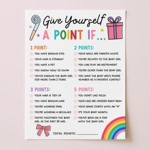 Pode incluir: Um cartão branco com o texto "Give Yourself A Point If..." em letras coloridas. O cartão apresenta um pirulito, uma caixa de presente e um arco-íris. O jogo lista critérios baseados em pontos para uma festa de aniversário.