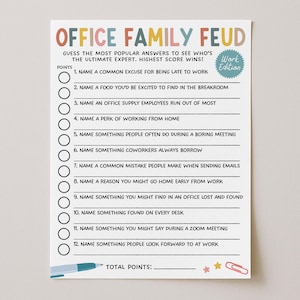 Puede incluir: Una tarjeta de juego "Office Family Feud" con el tema del trabajo, con el texto "Work Edition". La tarjeta presenta una lista de preguntas y espacios para respuestas. Incluye un bolígrafo, estrellas y un clip.