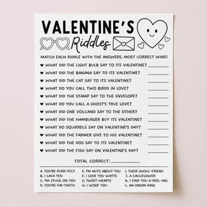 Puede incluir: Un juego de adivinanzas de San Valentín impreso en cartulina blanca. El texto negro incluye el título "Valentine's Riddles" y una serie de adivinanzas con opciones de respuesta. También se presentan corazones decorativos y un sobre.
