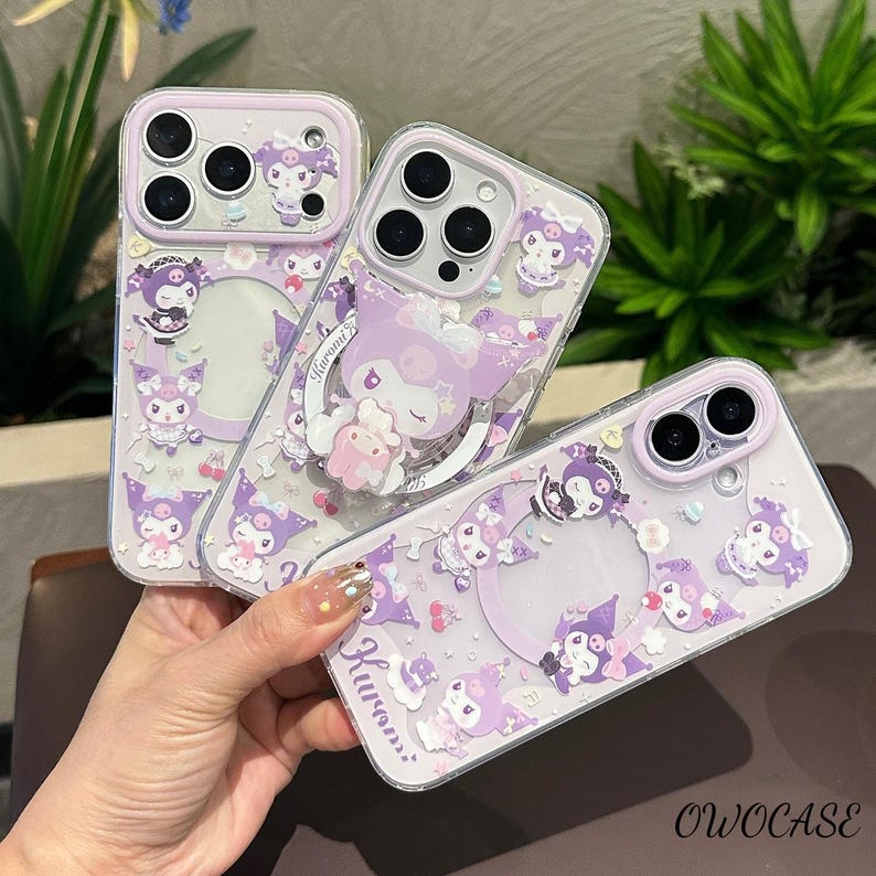 Puede incluir: Tres fundas transparentes para tel&eacute;fono con un dise&ntilde;o de Kuromi morado y blanco. Las fundas presentan una variedad de ilustraciones de Kuromi, incluyendo una figura 3D de Kuromi y el texto "Kuromi". Las fundas tienen un fondo transparente con un borde morado.