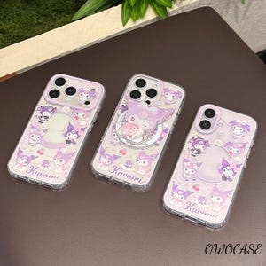 Puede incluir: Tres fundas transparentes para tel&eacute;fono con un dise&ntilde;o de Kuromi en morado y blanco. Cada funda presenta una disposici&oacute;n diferente de personajes de Kuromi, cerezas y la palabra "Kuromi". Las fundas tienen un borde transparente y est&aacute;n sobre una superficie marr&oacute;n.