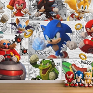 Pode incluir: Um mural colorido com personagens da série de videojogos Sonic the Hedgehog. O mural inclui Sonic, Tails, Knuckles, Shadow, Amy e Dr. Eggman, juntamente com outros personagens e painéis em estilo de banda desenhada. Peluches das personagens estão na parte inferior.