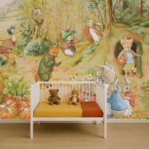 Puede incluir: Una cuna blanca con una manta de color mostaza y óxido, con dos peluches. El telón de fondo es un mural caprichoso que representa criaturas del bosque en un entorno forestal, con un estilo de ilustración de libro de cuentos.