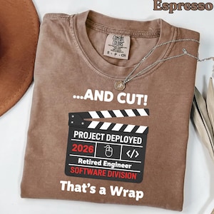 Gepensioneerd ingenieur 2026 project geïmplementeerd software T-shirt, ingenieur pensioen cadeau-idee, grappige coderingsfilm leisteen graphic T-shirt