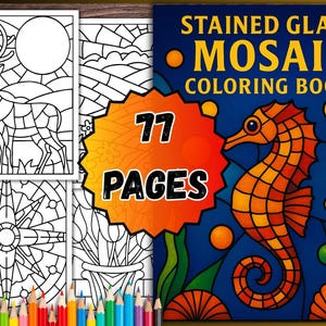 Könnte beinhalten: Ein Stained Glass Mosaic Malbuch mit 77 Seiten. Das Cover zeigt eine Illustration eines Seepferdchens. Das Bild zeigt auch mehrere Malvorlagen mit Strichzeichnungen eines Hirsches, einer Sonne und anderer Designs. Unten befindet sich ein Satz Buntstifte.