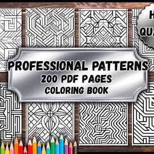 Op de afbeelding: Een verzameling geometrische kleurboekpagina's met ingewikkelde zwart-witte ontwerpen. De afbeelding bevat een banner met de tekst "PROFESSIONAL PATTERNS 200 PDF PAGES COLORING BOOK" en een "HIGH QUALITY" badge. Onderaan staat een rij kleurpotloden.