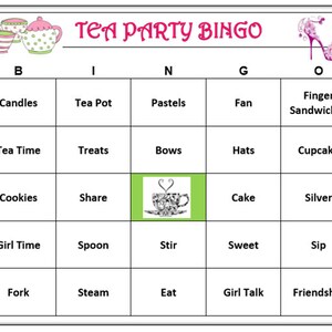 以下が含まれることがあります： 「Tea Party Bingo」と書いてあるピンクと緑のティーパーティービンゴカード。カードは「B」「I」「N」「G」「O」とラベル付けされた5つの列があります。各列には、「Candles」「Tea Pot」「Pastels」「Fan」「Finger Sandwiches」など、ティーパーティーに関連するさまざまな単語が書かれた5つのマスがあります。