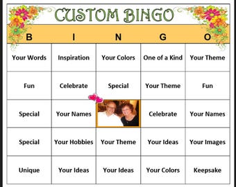 以下が含まれることがあります： 「CUSTOM BINGO」と書いてあるビンゴカード。カードは5行5列のマス目に分かれており、各列の上にはB、I、N、G、Oの文字が書かれている。マスには、「あなたの言葉」、「インスピレーション」、「あなたの色」、「唯一無二」、「あなたのテーマ」、「楽しみ」、「祝う」、「特別」、「あなたの名前」、「あなたの趣味」、「あなたのアイデア」、「ユニーク」、「記念品」、「あなたの画像」などの言葉が書かれている。中央のマスには、カップルの写真が載っている。