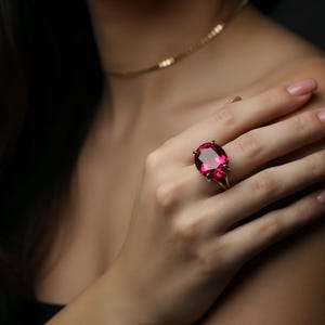 Anillo ovalado de turmalina rosa · Anillo de oro con gema engastada en 4 puntas · Joyería con la piedra natal de octubre