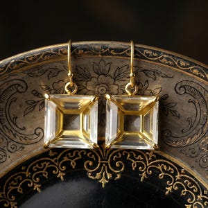 Pendientes de cuarzo cristalino en bruto • Piedra preciosa colgante cuadrada de oro de 18 quilates