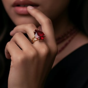 Anel de rubi com lapidação pera · Anel com pedra do mês de julho · Anel de rubi em forma de lágrima · Anel de declaração 14k · Anel personalizado