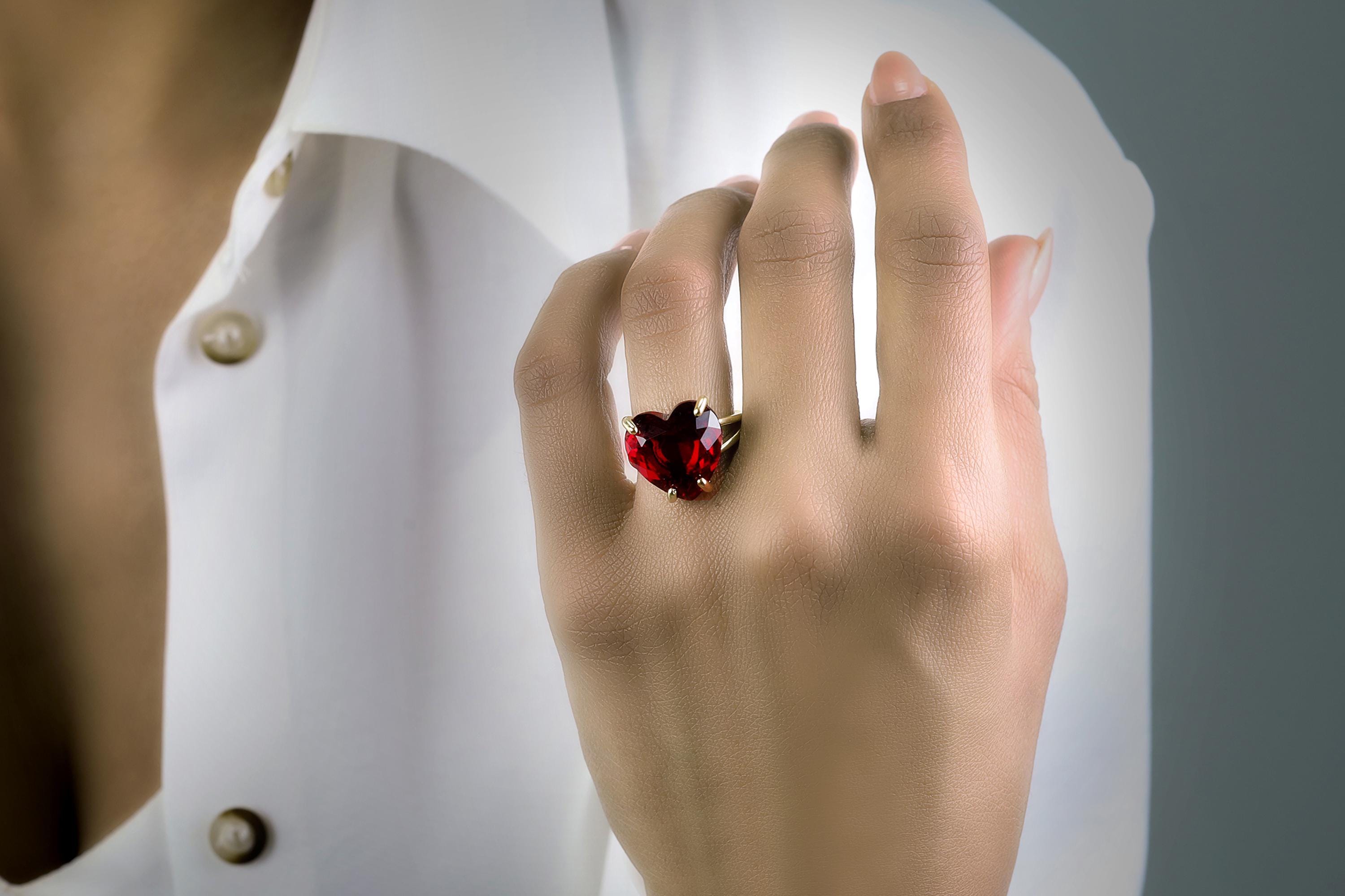 Hartvormige ring met rode granaat · Gouden ring geboortesteen januari · Gedurfde edelsteenring met dubbele band · 14k geelgouden statementring